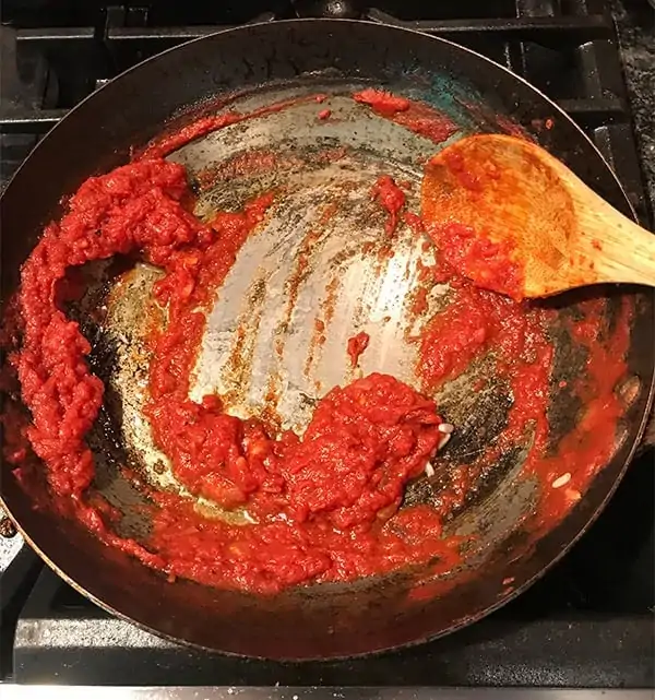nấu sốt cà chua trên chảo thép carbon nấu sốt cà chua trên chảo thép carbon